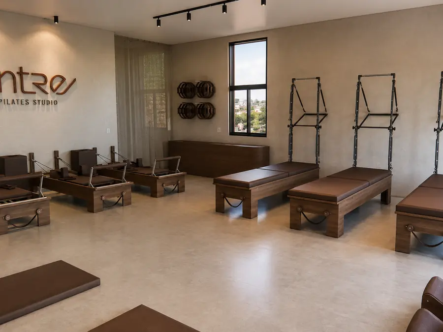 Vista ampla da sala de aparelhos do Entre Pilates com luz natural pela janela