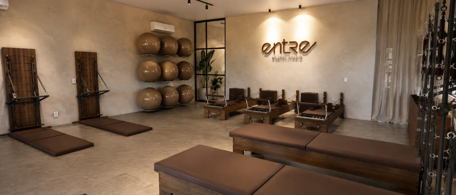 Panorâmica da sala de aparelhos do Entre Pilates Studio
